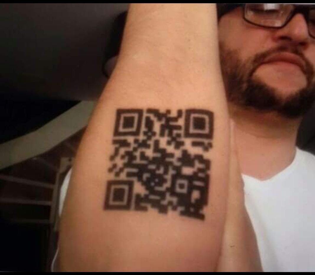 Tatuagem QR Code no braço de Felipe Halliday